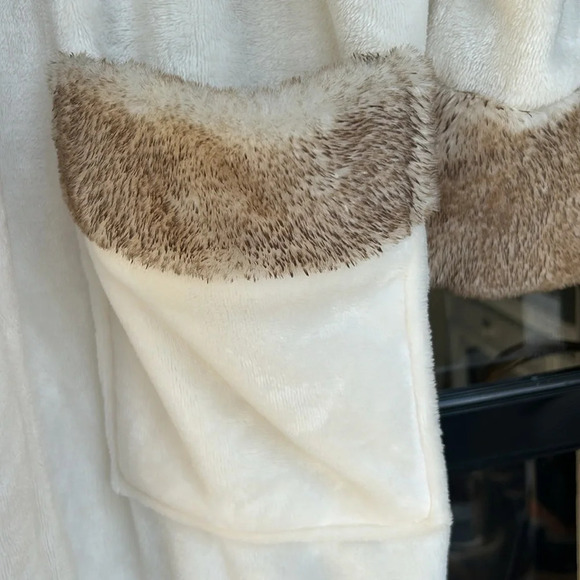 Things Remembered Cream Fur Trim Plush Luxurious Bath Robe NWT - Picture 6 of 9